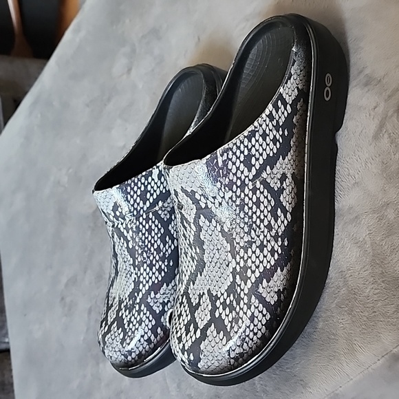 Oofos Recovery Lite Clogs - Picture 2 of 7